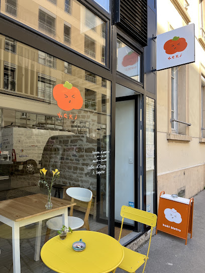 La devanture au signe du kaki avec ses tables jaunes
