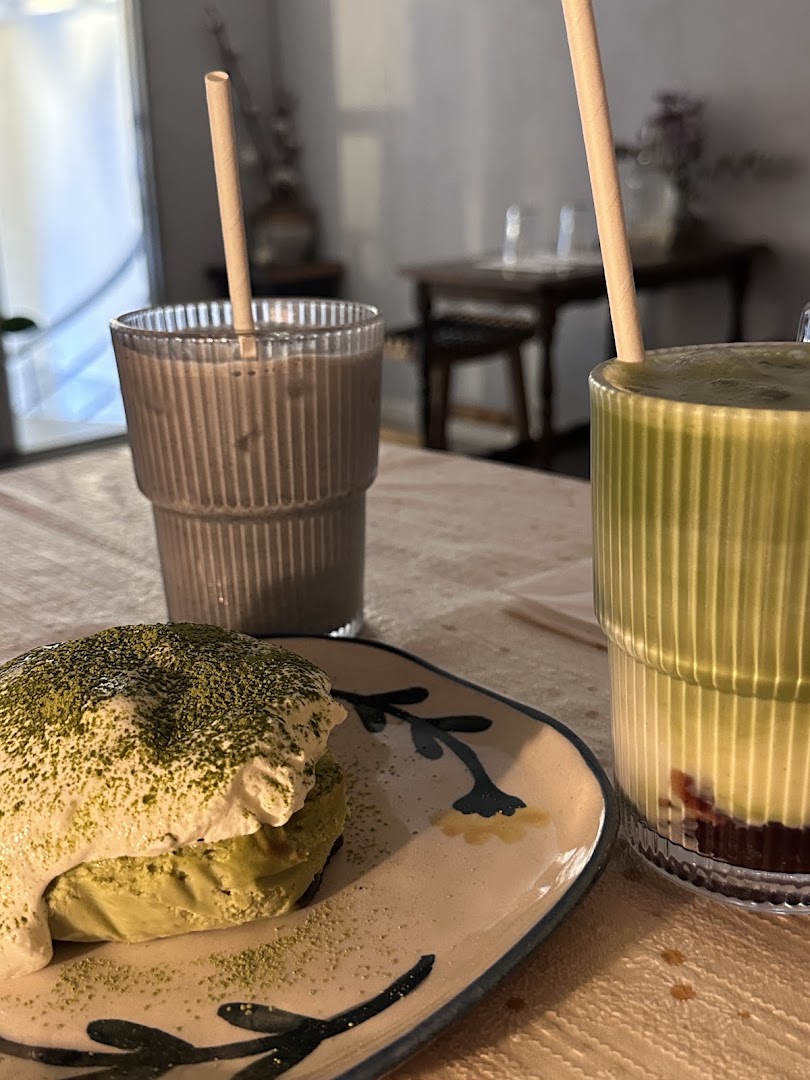 Un dessert au matcha accompagné de boissons vertes et foncées