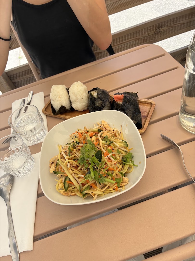 Des nouilles froides accompagnées d’onigiri
