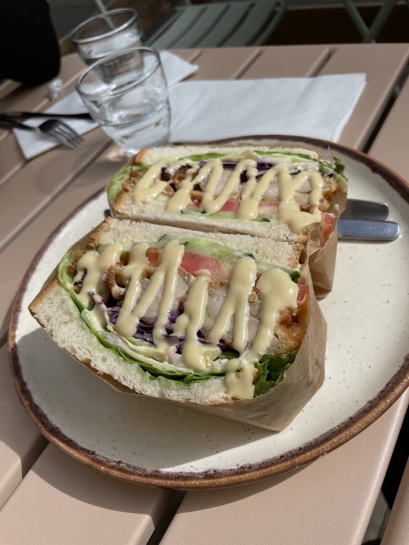 Un sandwich japonais garni d’une préparation frite