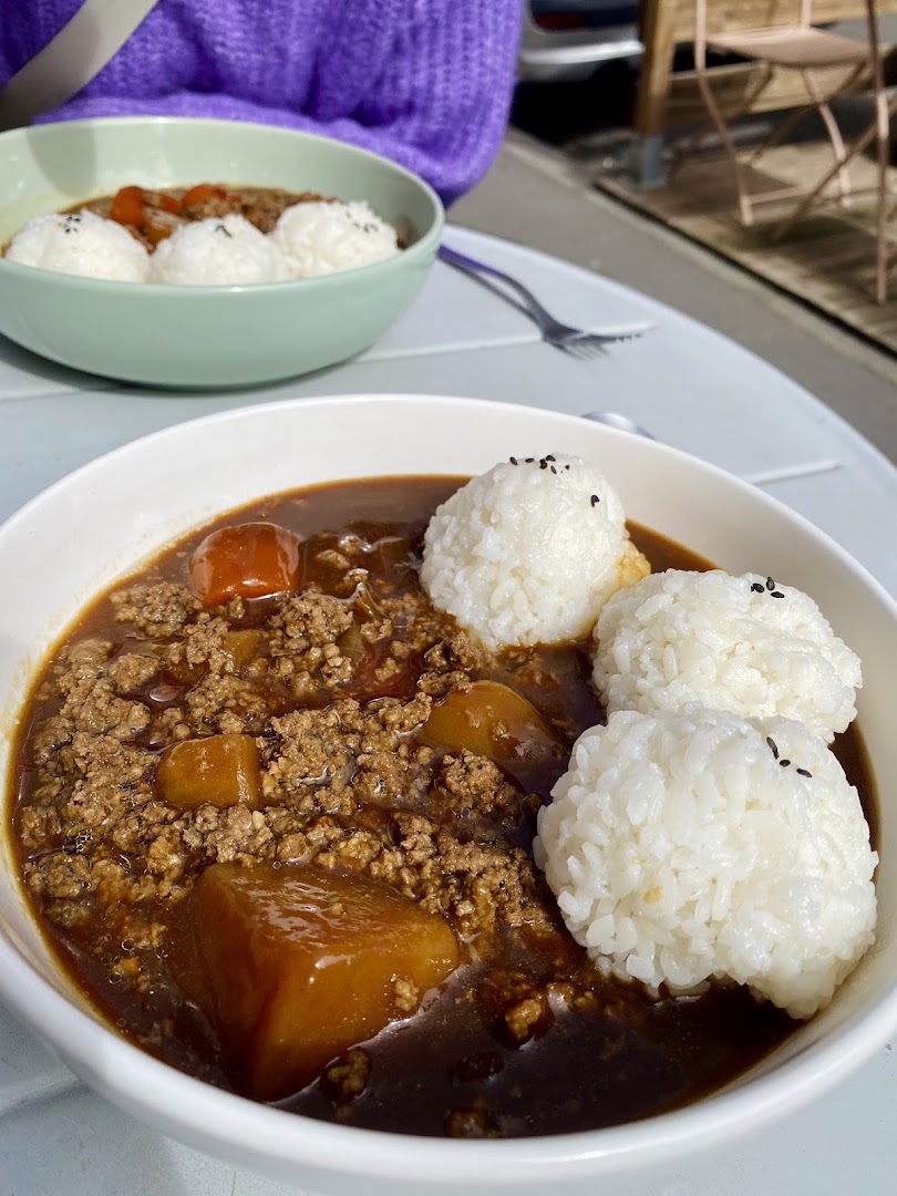 Un curry japonais accompagné de trois onigiri