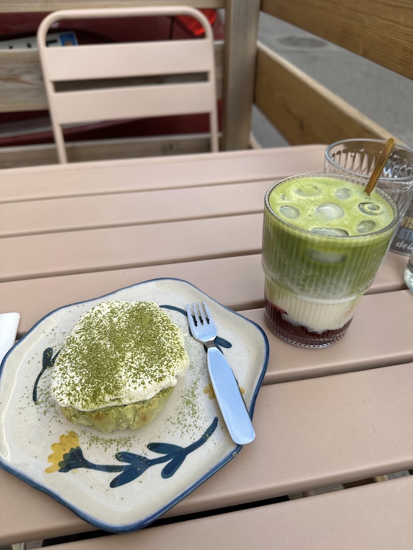 Un dessert et une boisson en couches au matcha